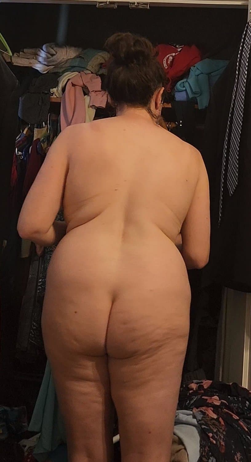 Dee, a beautiful curvy hairy MILF
