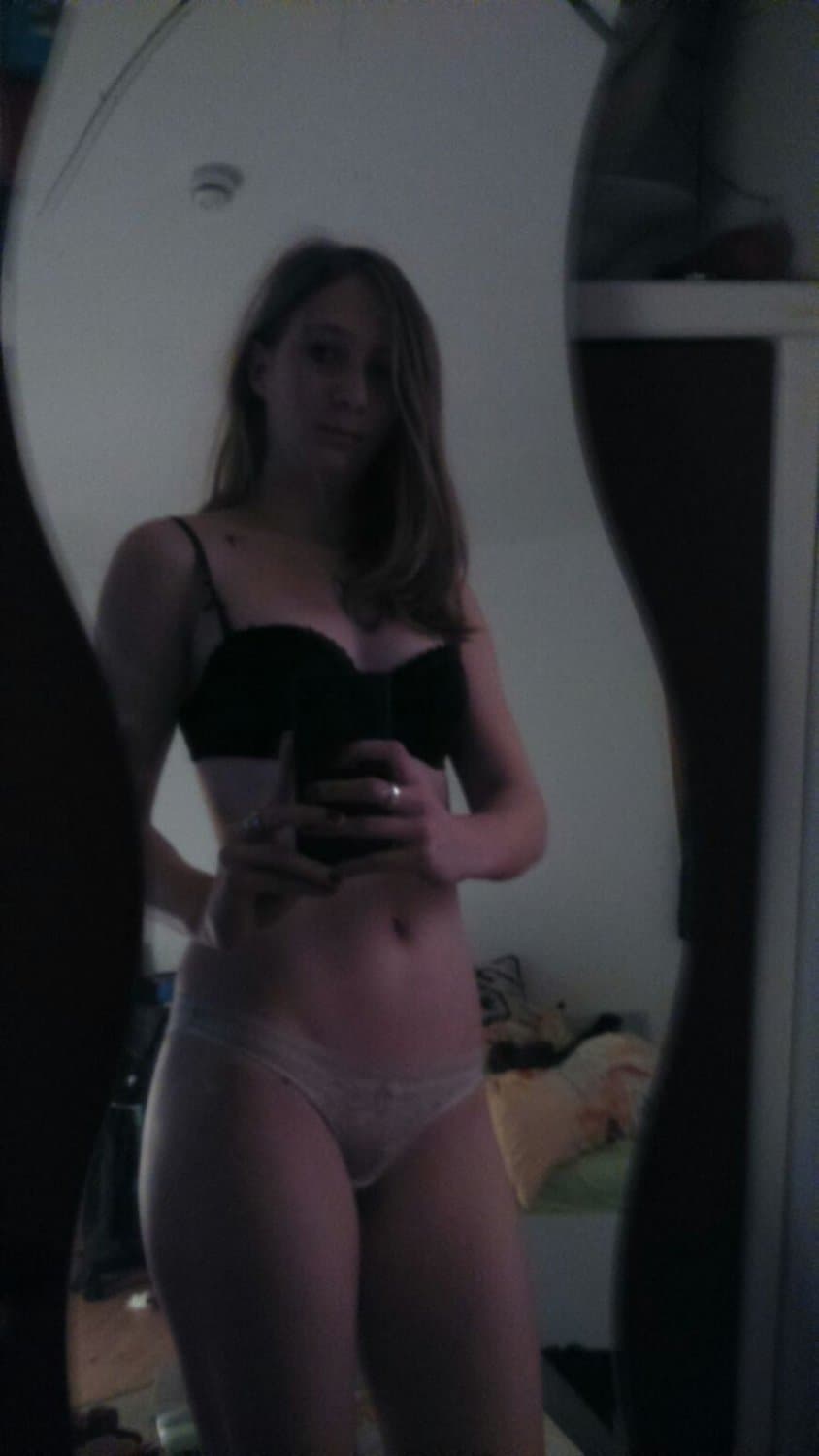 Deutsche Schlampe, liebt es devot zur Schau gestellt zu werden.