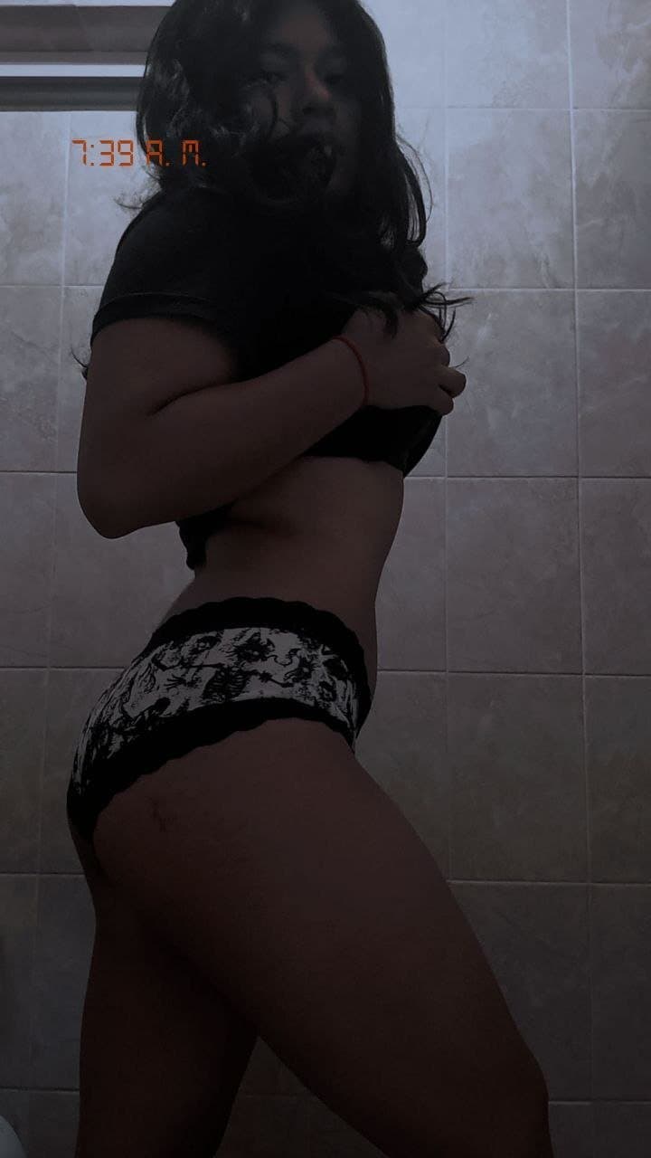 Se pone cachonda estando sola