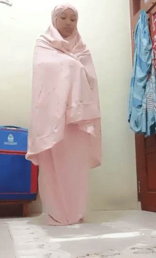 20yo woman masturbate after islamic prayer