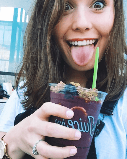 Christian milf whore Mary Kate Robertson has a hot mom bod and a five head that needs painting