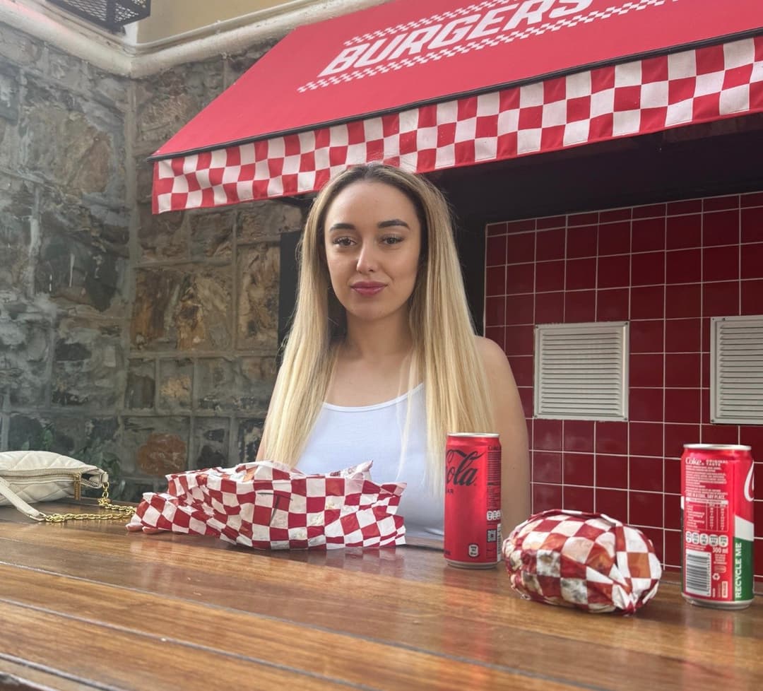 I like my burgers like I like my men… juicy