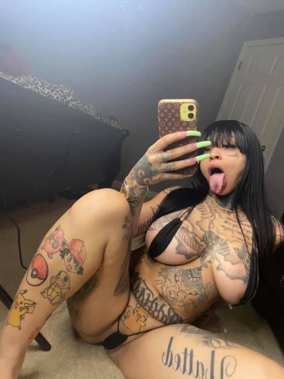 Click to view full size Morena Du peitão gigante bunda ignorante?