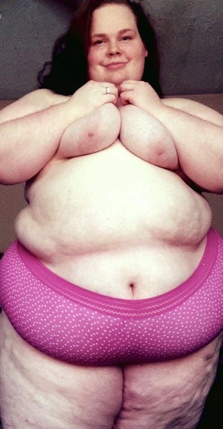 SSBBW shows off her big fat ass