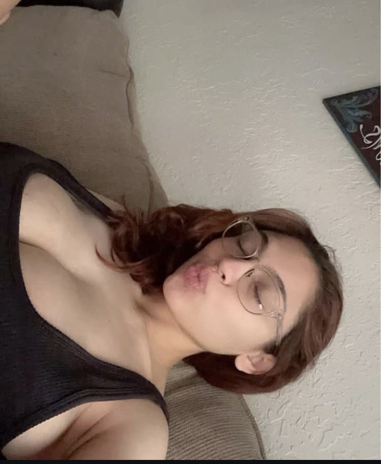 Salpicaría toda mi leche de ver como ya le cuelgan las enormes tetas a mi prima Sara