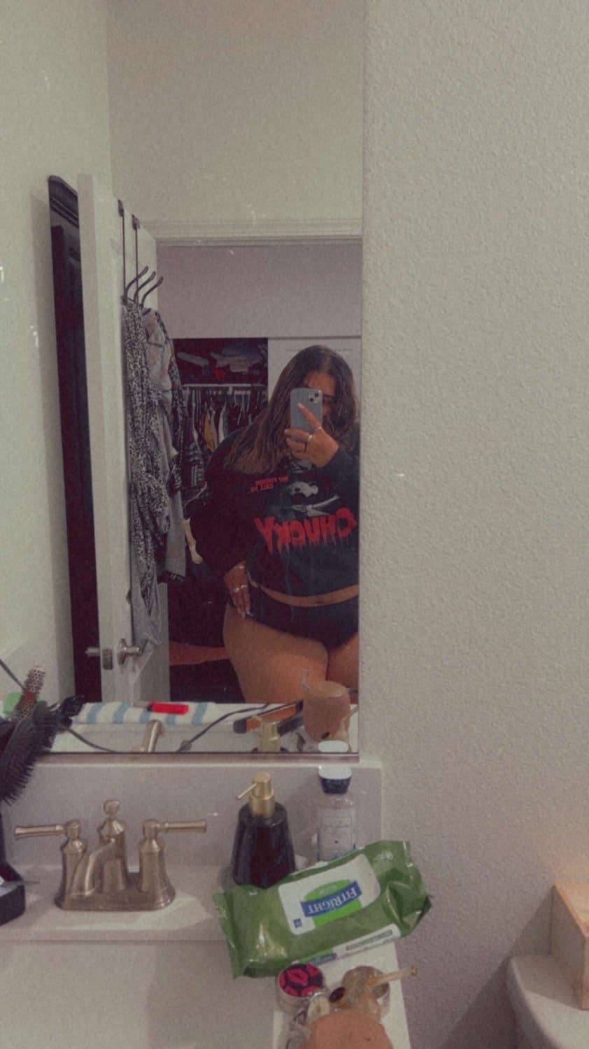 Thick ass islander chick with nice curves and big ass