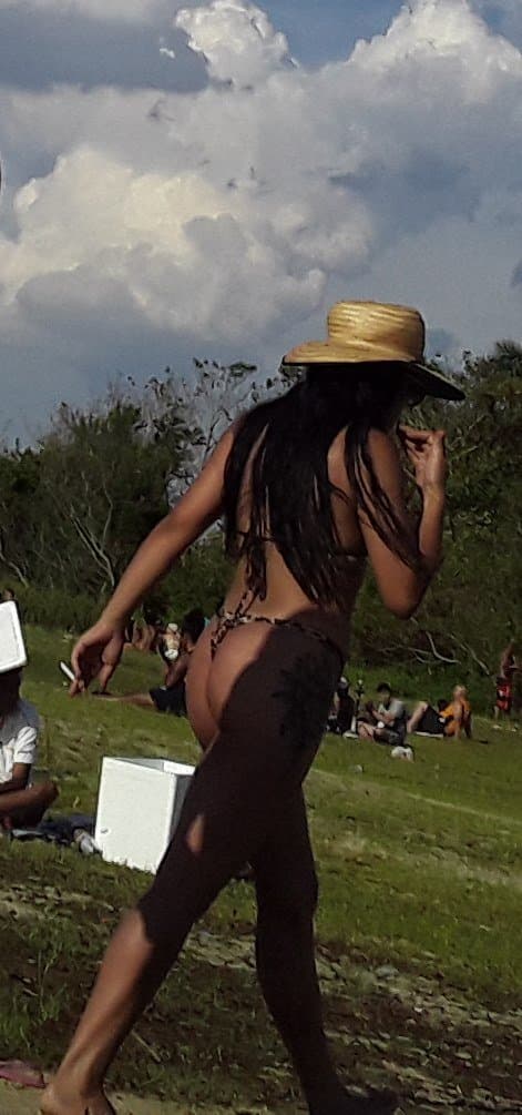 Morena Rabuda engolindo o biquine com o Bumbum