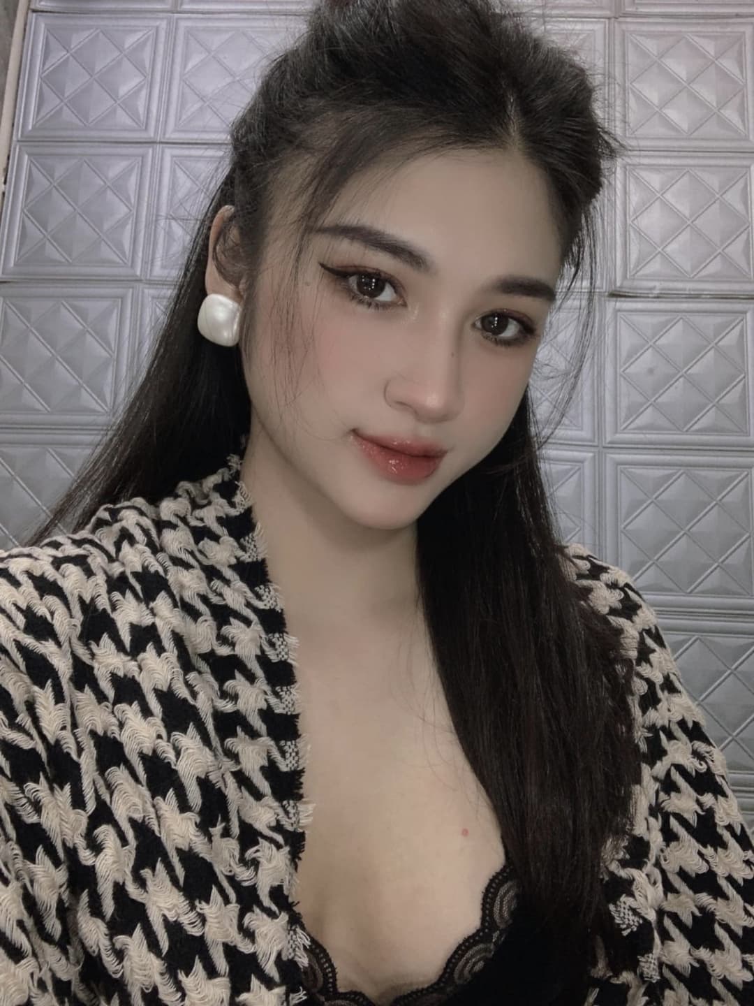 Pretty Asian VietNam Girl Voyeur HiddenCam Toilet Shitting.