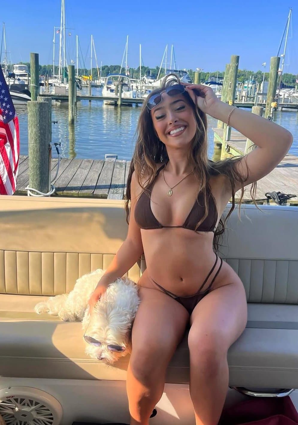 Click to view full size Sexy brunette with a sexy body