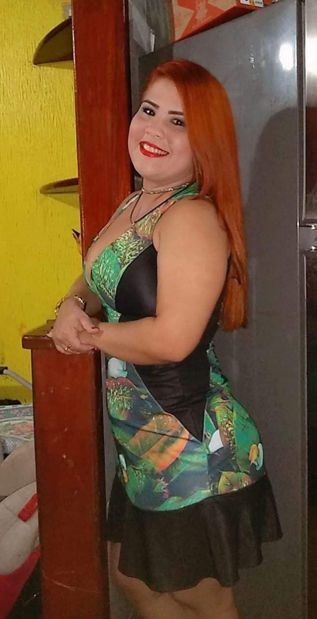 Click to view full size Puta casada de Manaus vazou dando a buceta carnuda e fazendo pose para oa comedores