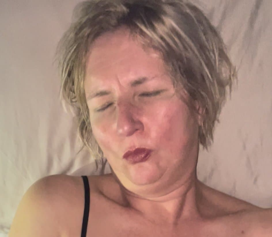 Dutch married slut dildoing & cumming