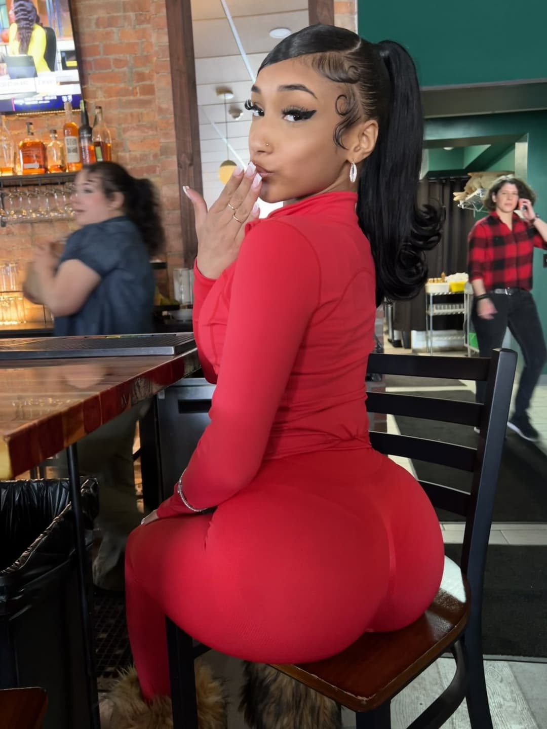 ?? She so damn sexy!!!