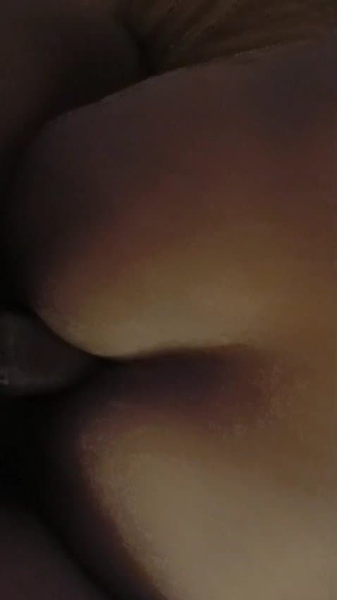 Me bajo los calzones y me clavo su rica verga de hombre. Me sentí violada, me dio mucha verga