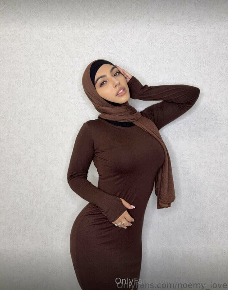 Noémy la plus grosse chienne arabe ?? ( Gros Seins - Gros Cul )