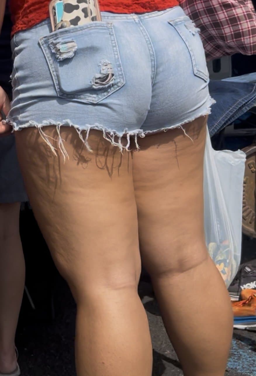 Thick Asian babe tight huge cameltoe. Pussy lips bussin in those shorts . So sexy