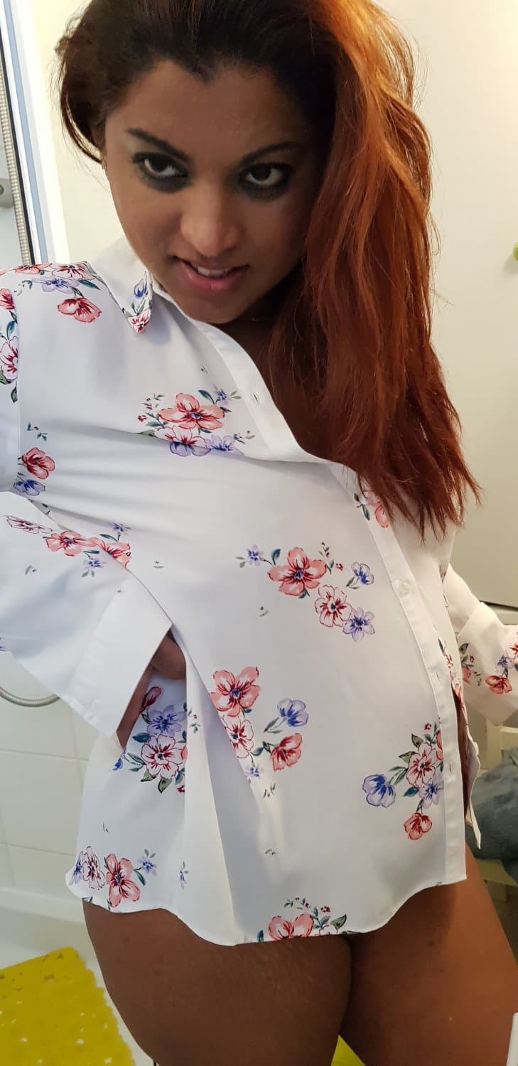 Click to view full size My hotwife in thé bathroom