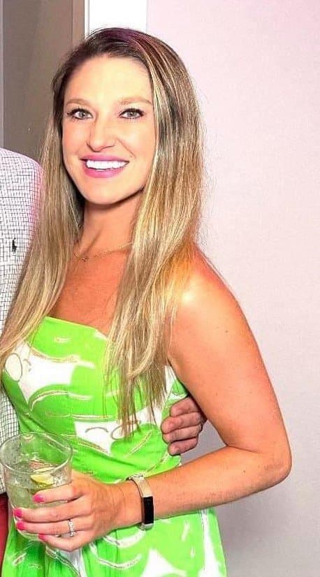 Ashley & Renee flash their tits in the car for a shirt