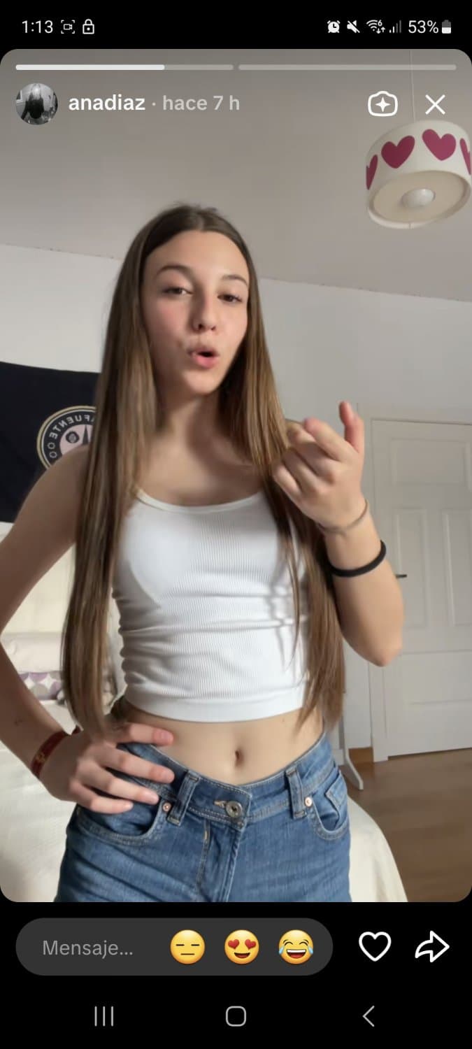 Chica con culo y tetas en traje de baño y otra chica bailando