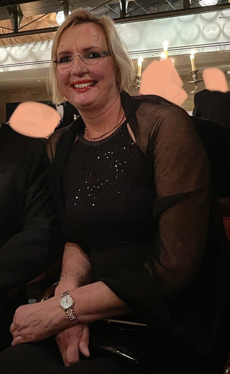 Highheels hotwife Jenna cums dildoing