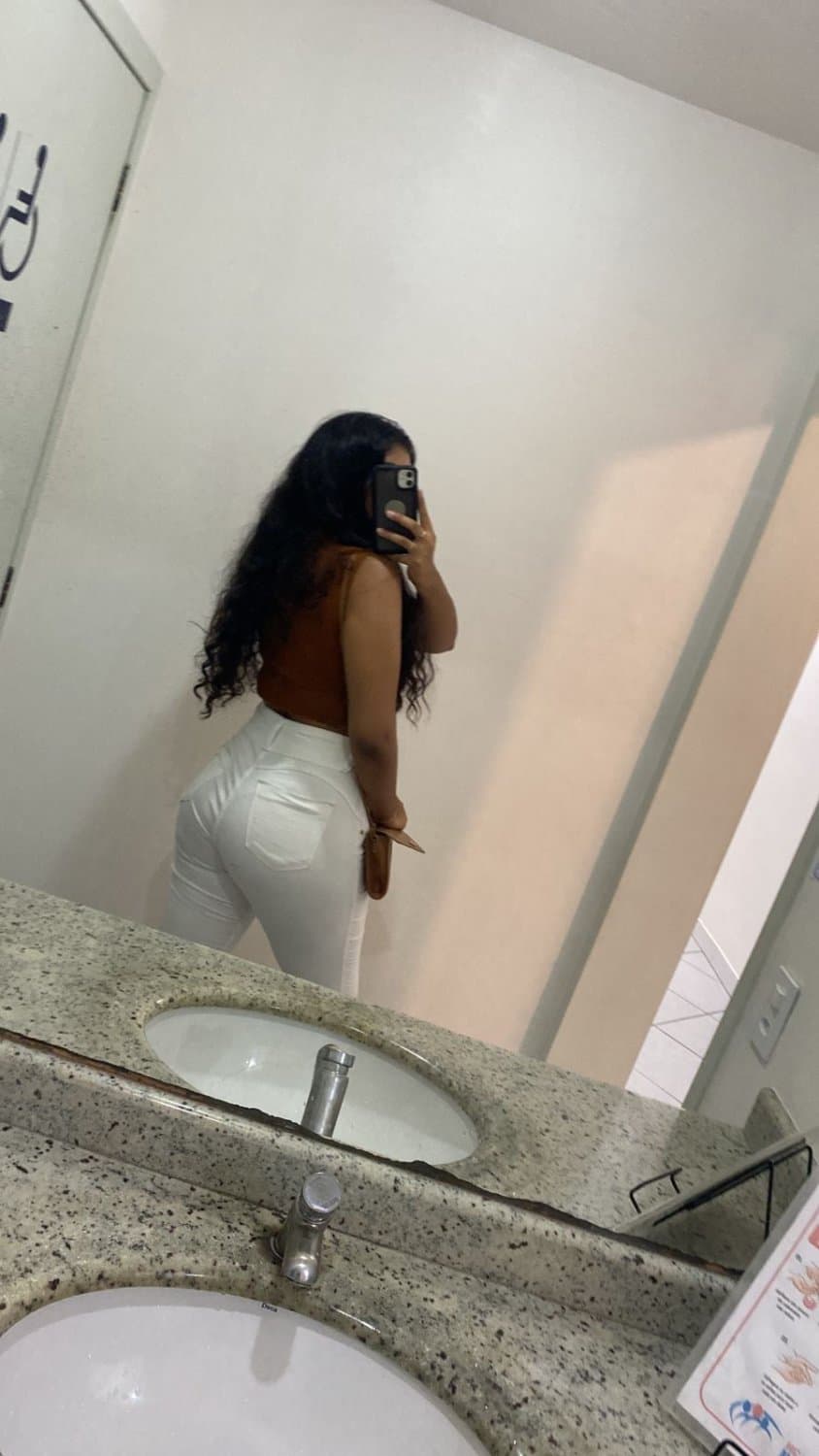 essa morena é uma maquina de quicar, tem uma buceta gigante, e gosta muito de porra na buceta pv