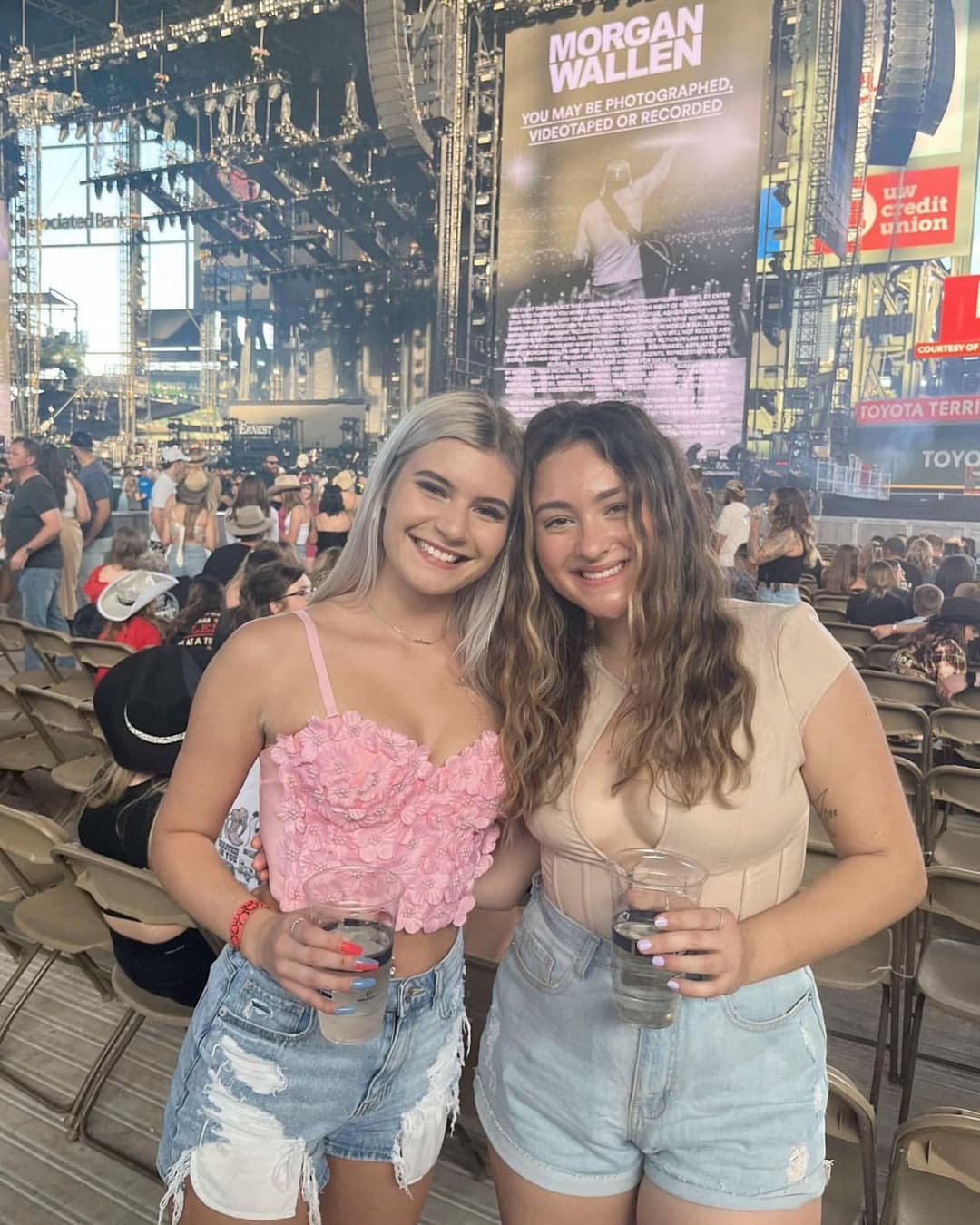 Linz is such a little hoe shaking that booty