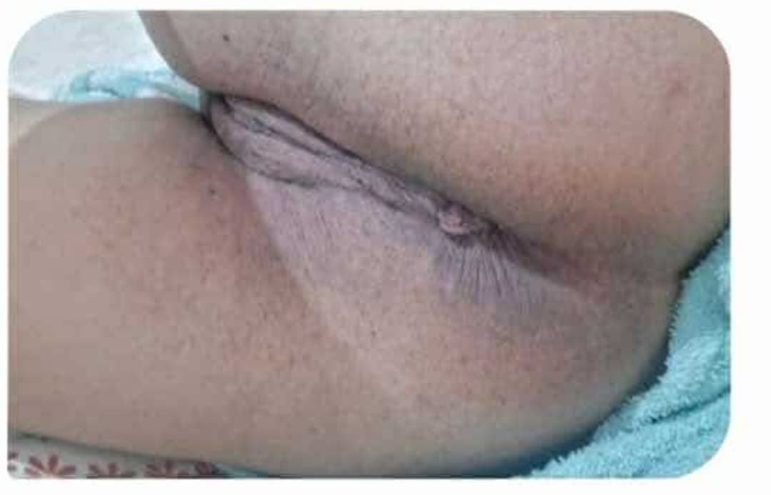 Coroa da bundinha branca e bucetinha rosa, apaixonou com a rola do negão e mostrou a xota rosa??