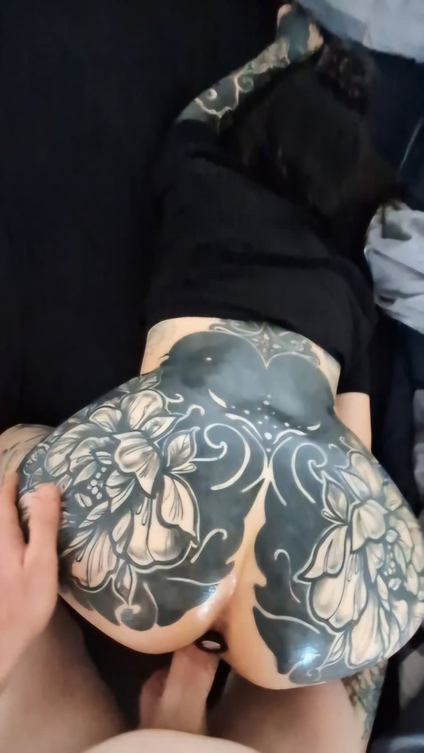 Hot tattooed goth anal slut fuck that big white cock like a pro whore