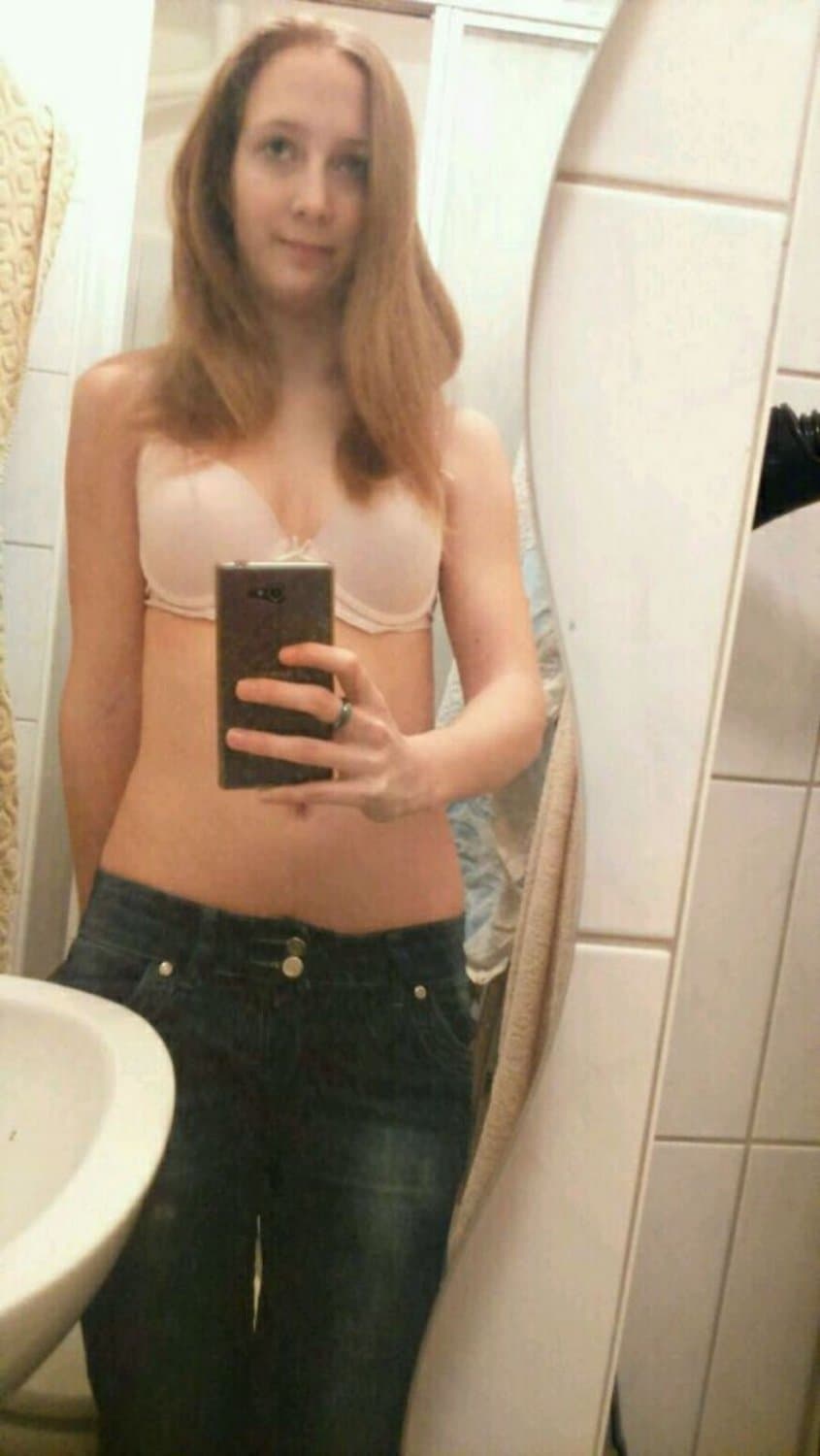 Deutsche Schlampe, liebt es devot zur Schau gestellt zu werden.