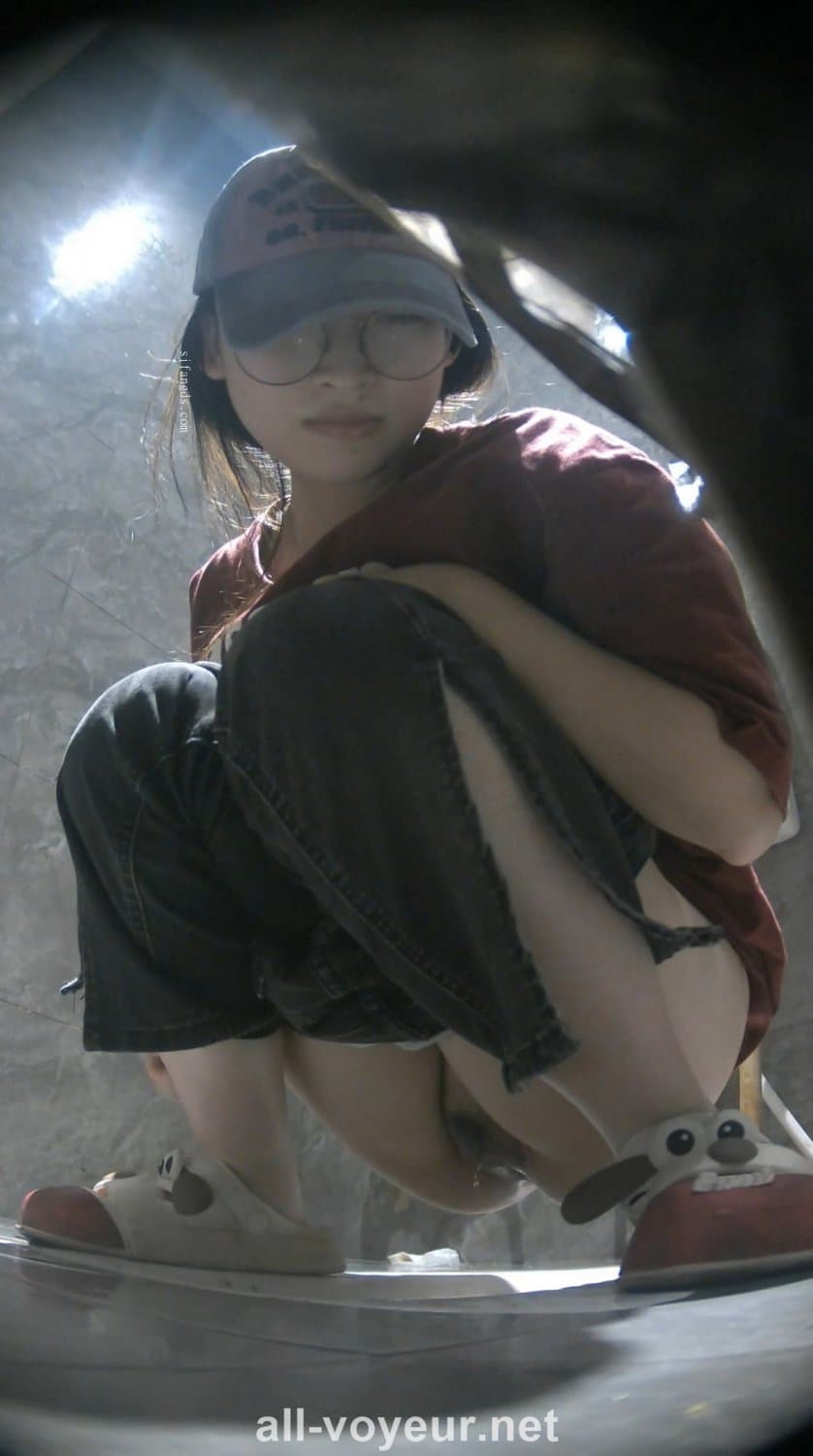 Cute Chinese Girl Pissing