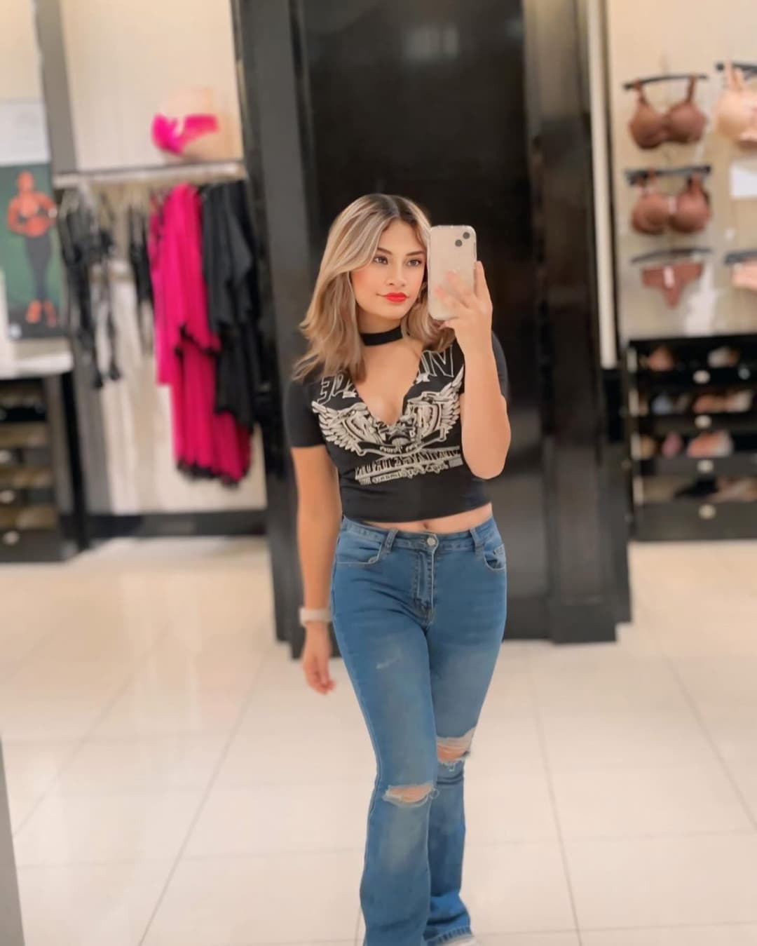 Sexy petite hs teen Dulce Elimar Alecio is sexy and has perfect feet and white toes