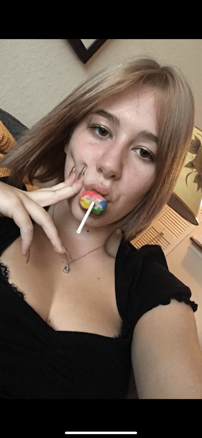 Discord slut didn’t realize she posted her nudes in a public channel