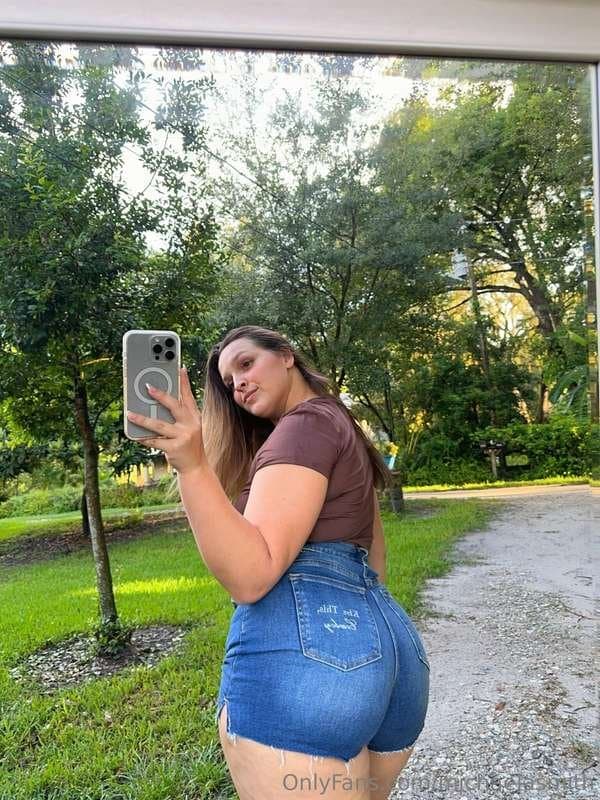 For the fat ass thick white girl lovers