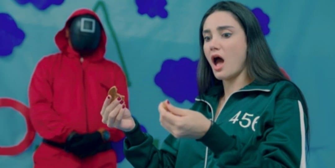 SQUID GAME - Victoria carmargo brasilera rompe la galleta en el juego del calamar y es follada