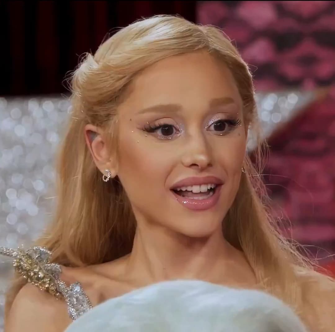 Ariana Grande new glossy lip & face porn ??