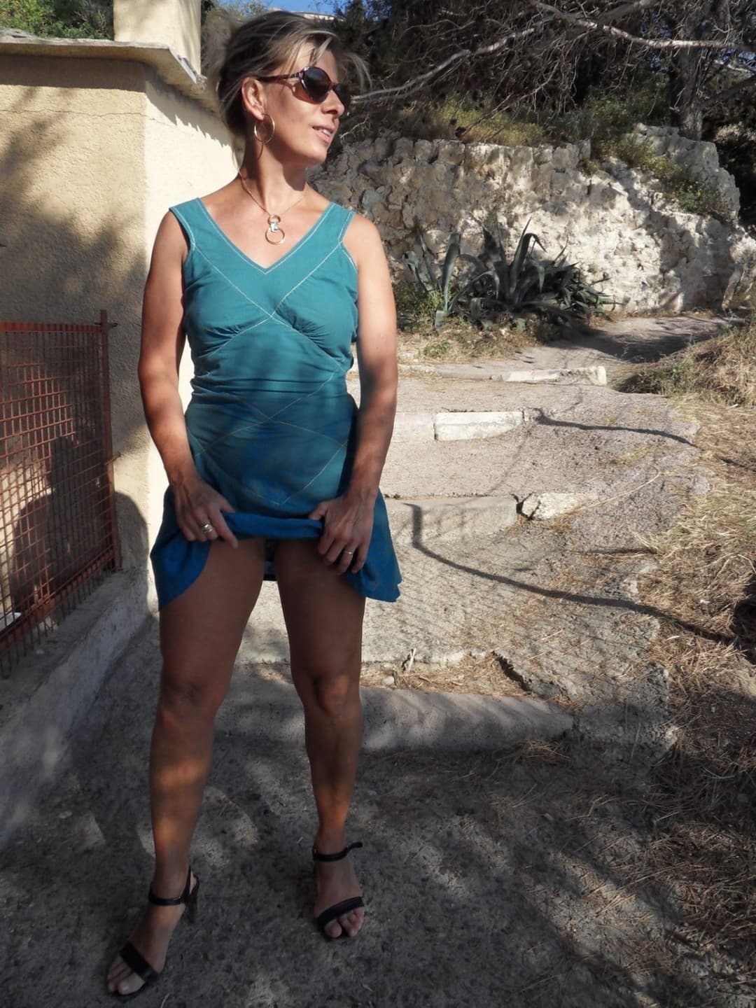 Lisa se promène sans culotte en Corse