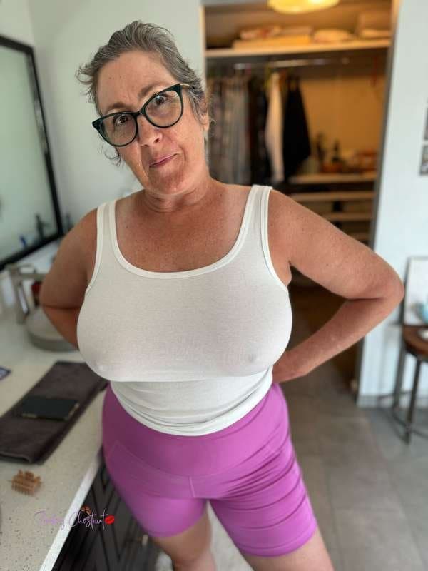 Hot busty gilf with glasses smbdyuno