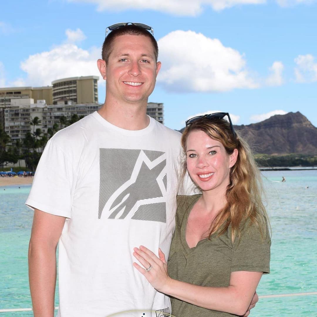 Small tits girl showing boobs at GGW