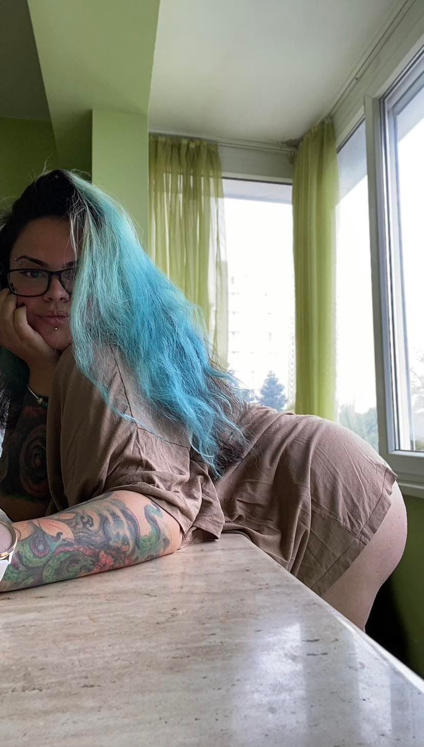 Click to view full size Random webslut Found on Random phone