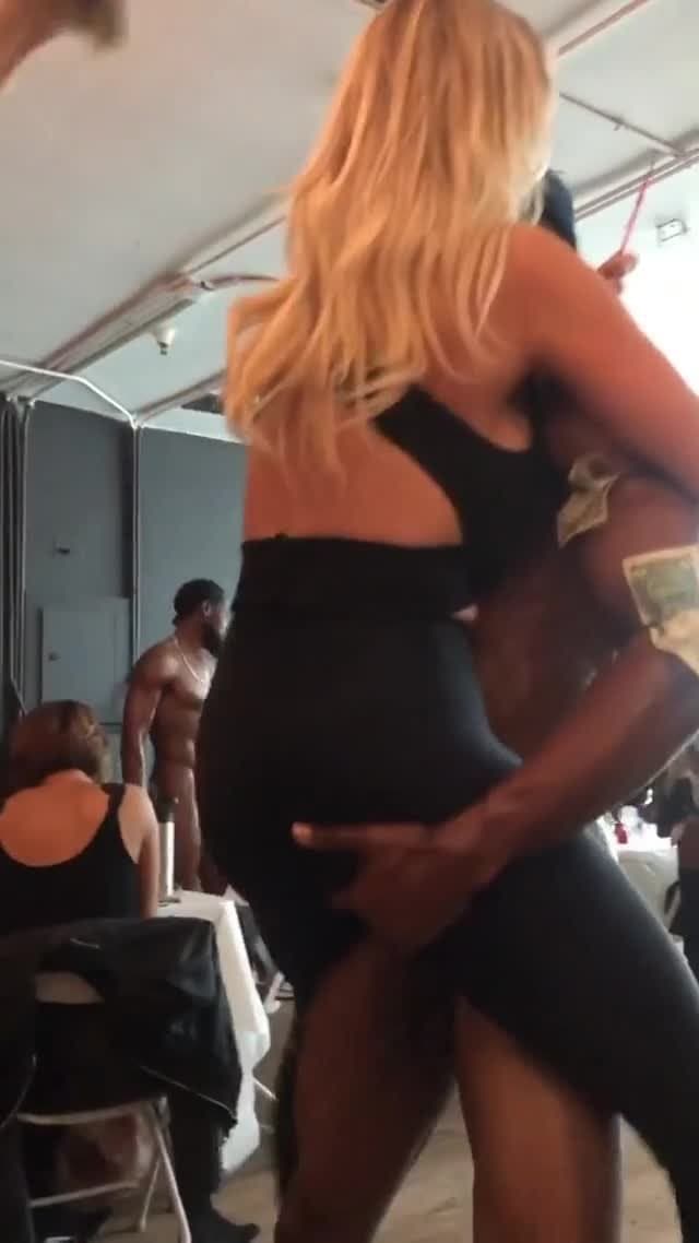 Riley Reid latest gangbang leaks and sextapes ?link below ?