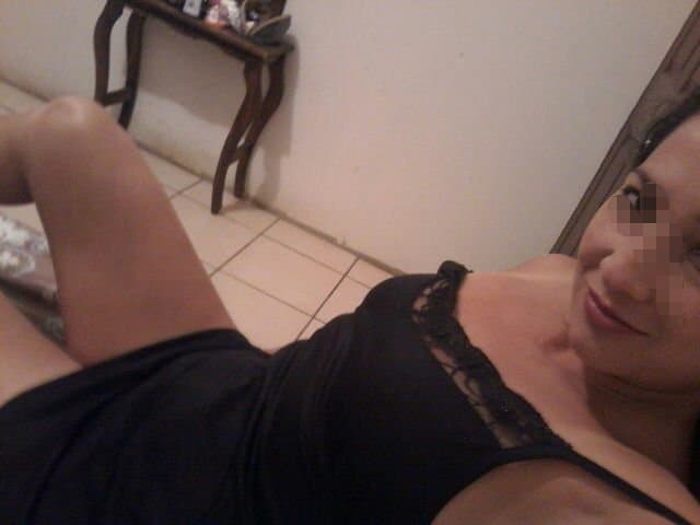 Madura culona tica con 2 amigos de la hija