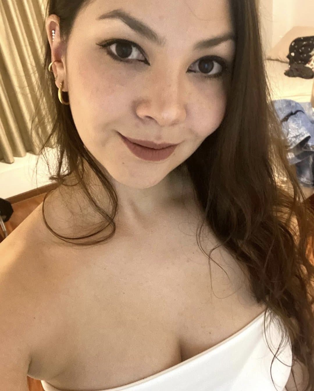 Hot Asian-latina with big boobs and amazing legs. Enjoy!