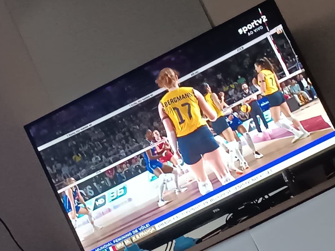 Eu tava assistindo o jogo da seleção e quase me acabo na punheta vendo essas gostosas ???