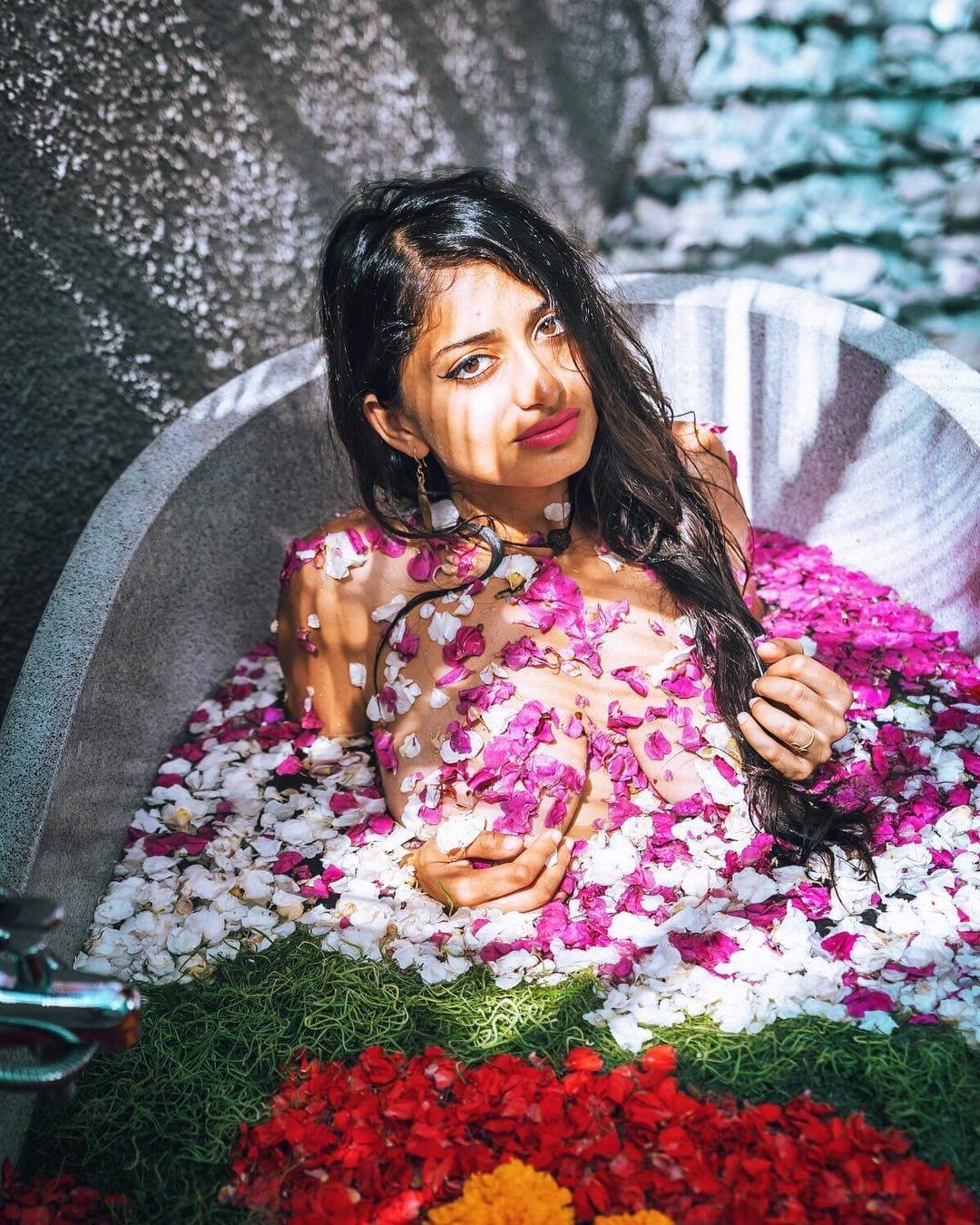 Influencer Hippie Queen with Natural Sexy Saggy Tits