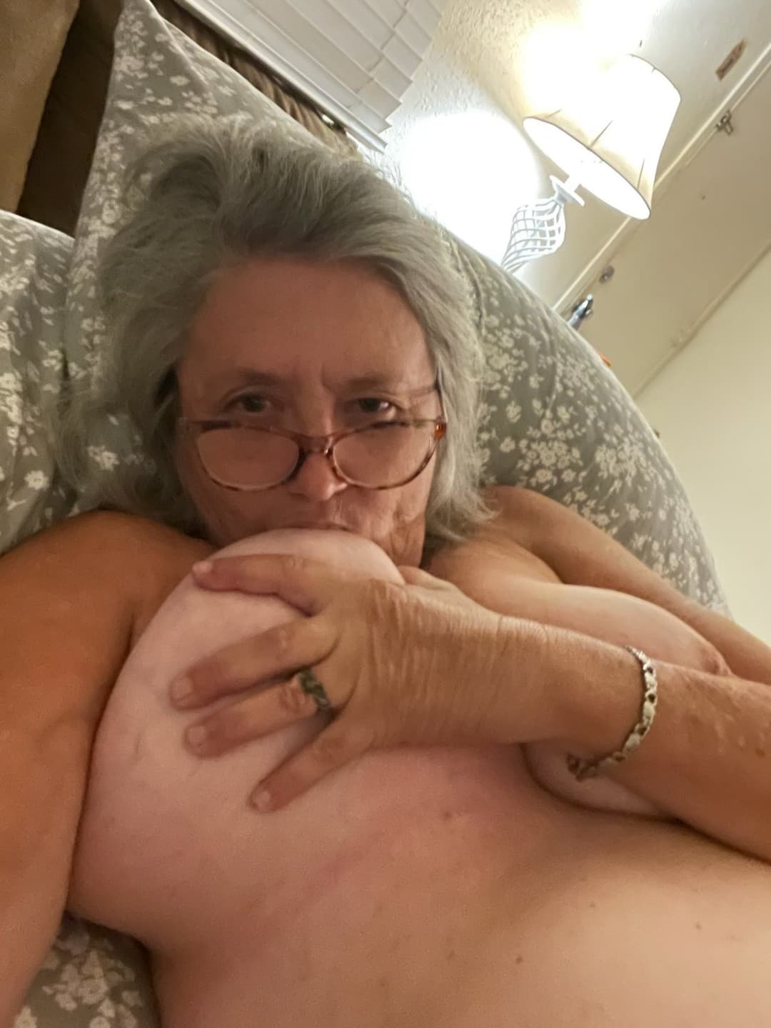 Nymphomaniac GILF Carrie