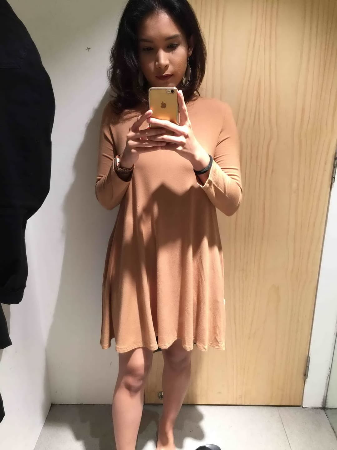 Singapore office lady can’t resist nude selfie in the changing room