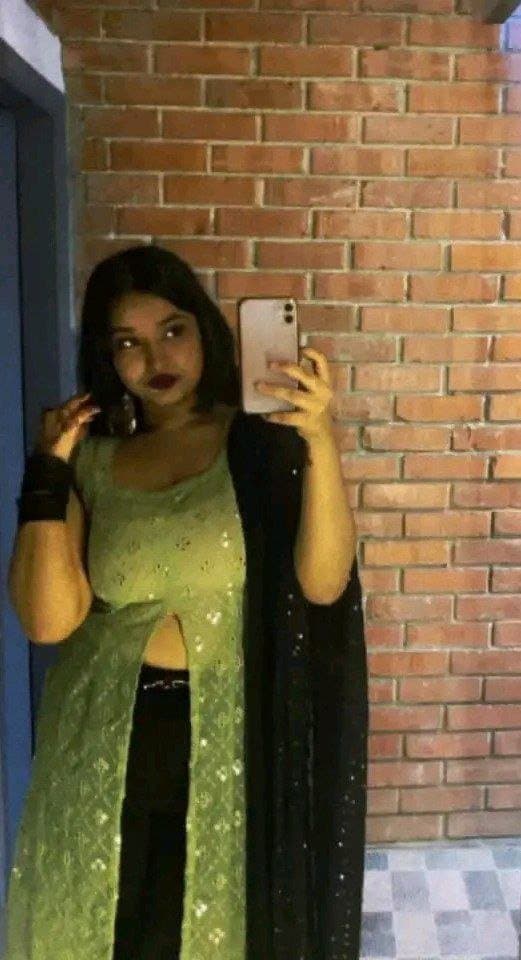 Desi indian hot milf gf showing her boobs