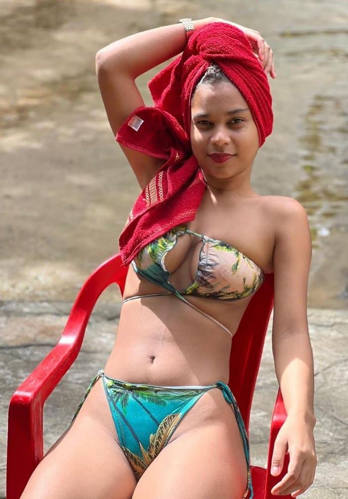 Novinha com cara de vagabunda exibindo seu corpo no insta