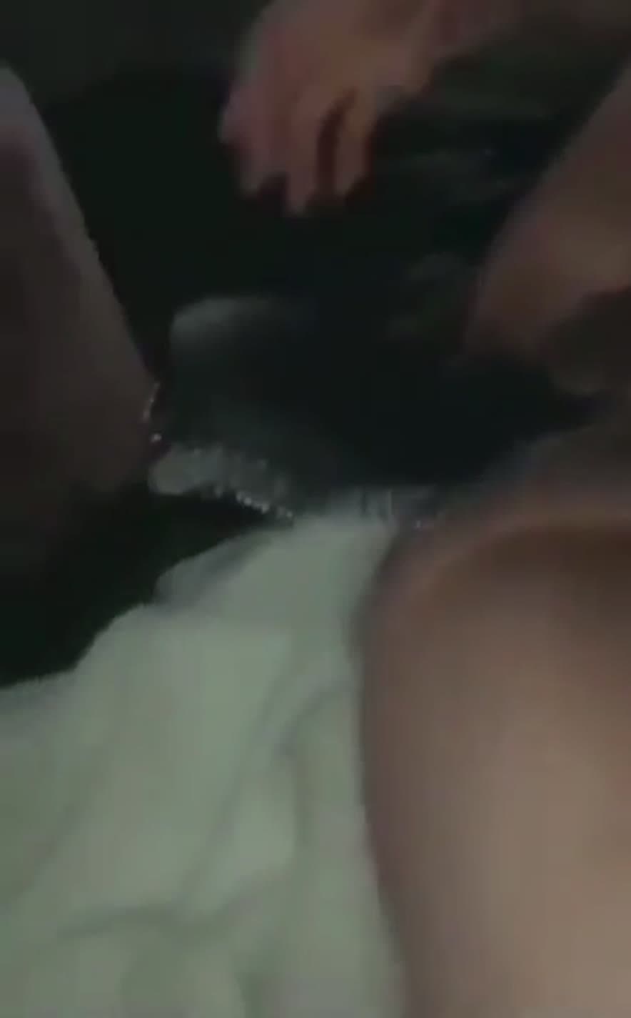 Hot teen uses hairbrush to squirt in bed