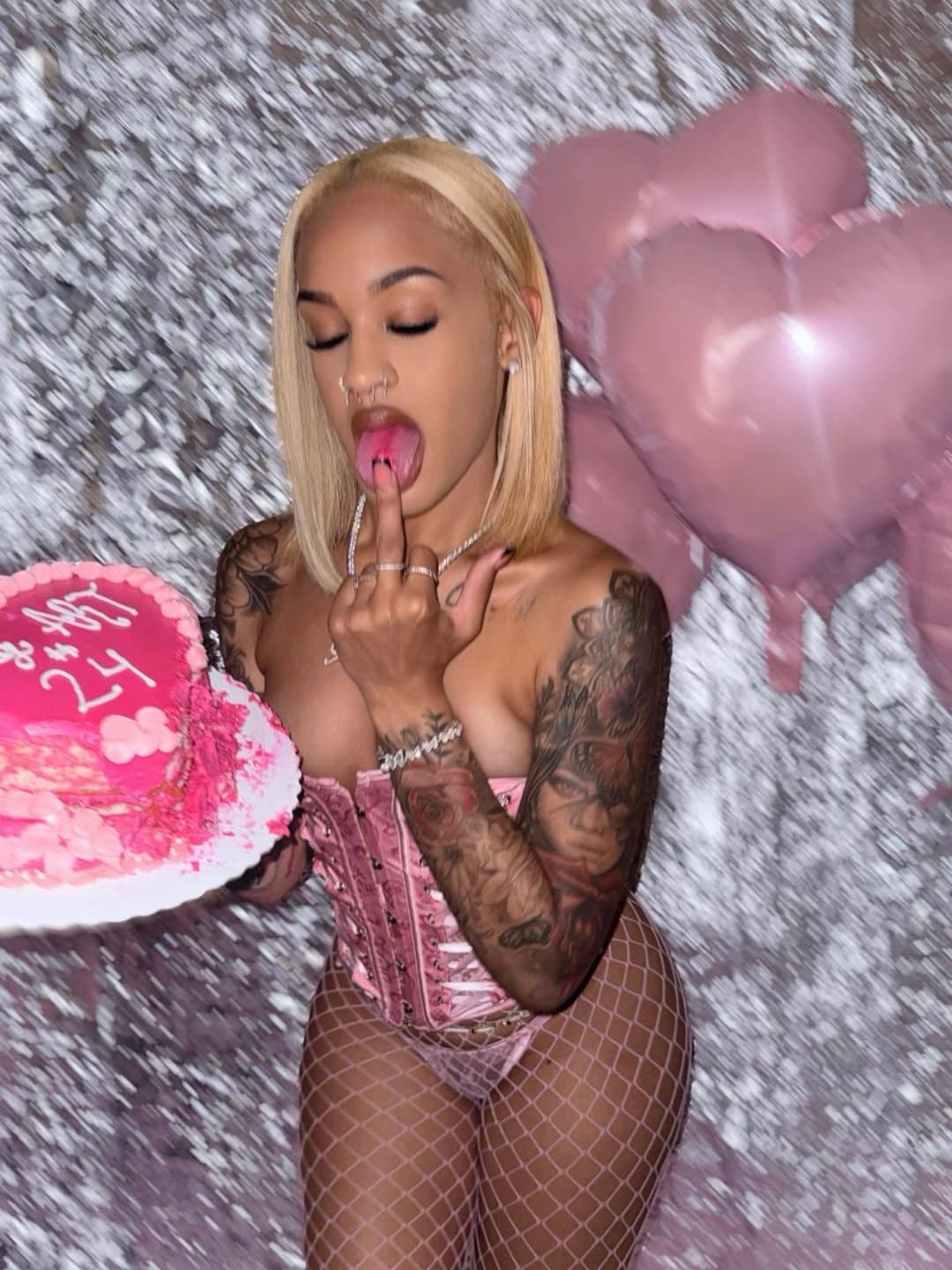 Fit ebony with phat ass & phat pussy print ???