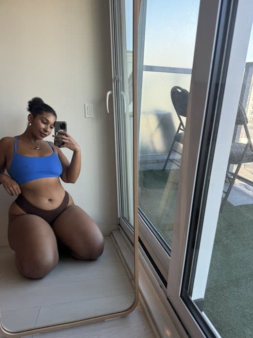 Click to view full size Sexiest lightskin baddie sapphire????